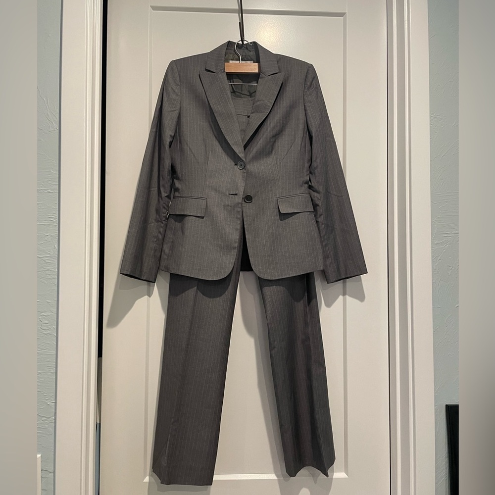 Tahari Buisness Power Suit - Women’s size 4